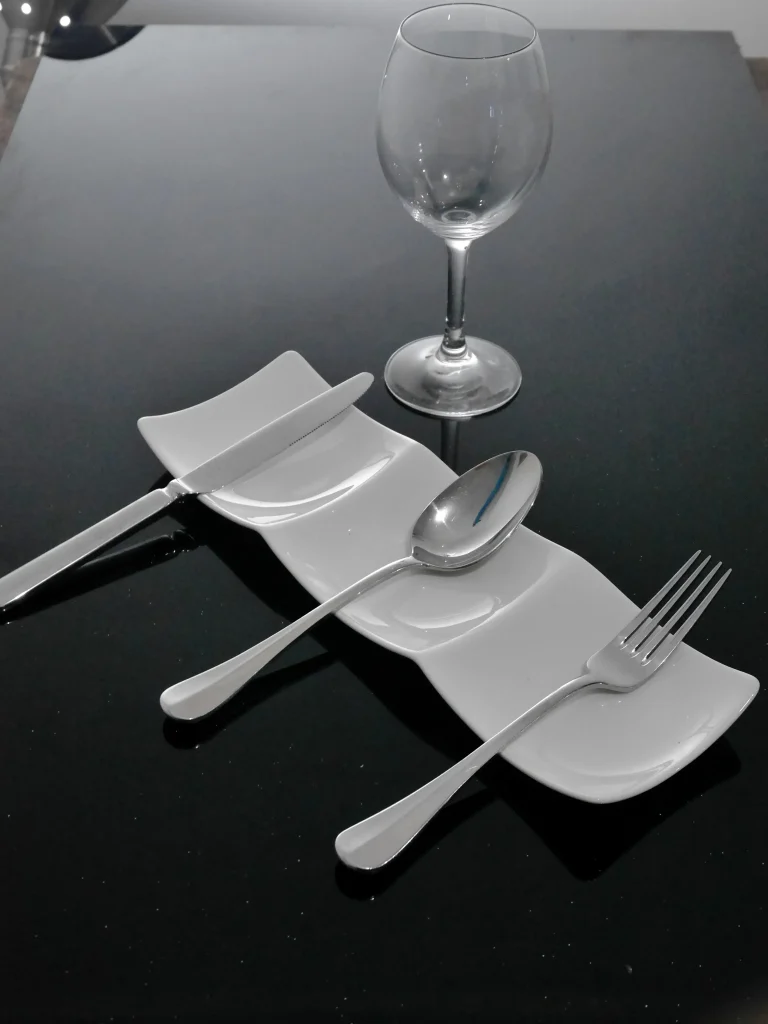 Sewa alat katering piring,sendok,pisau,gelas,chavingdish untuk dinner romantis mewah di resort Bali